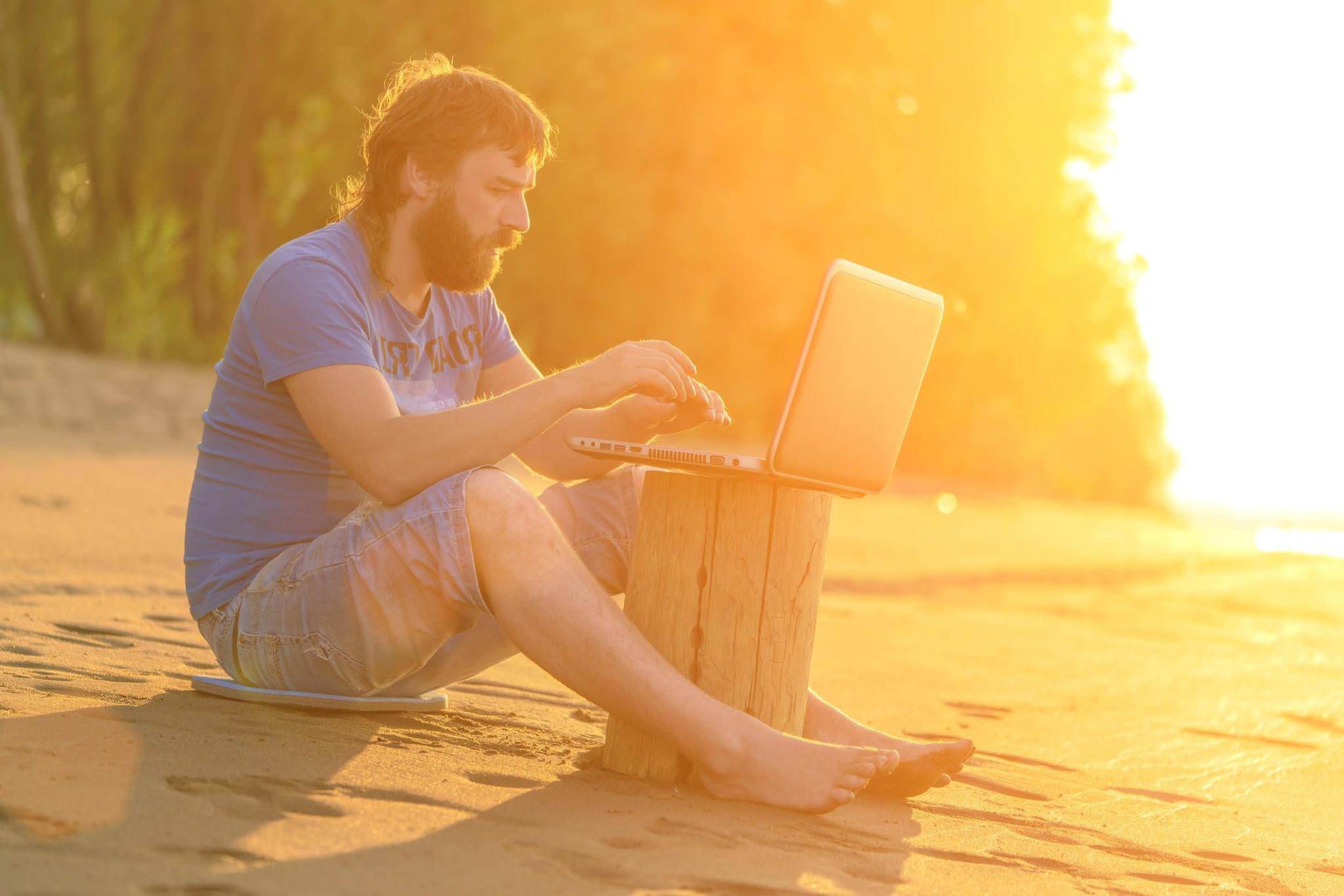 work from the beach dropshipping nomad